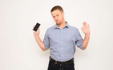 smartphone telefonieren handy unangenehm misst mann mensch emotion hemd hellblau kariert