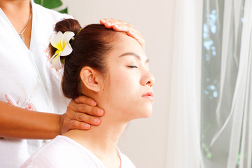 Obraz na płótnie Canvas Woman is having Thai massaging at neck