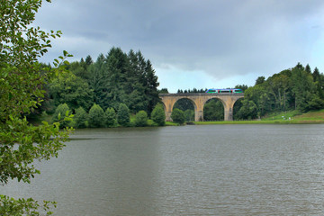 Fototapeta premium Passage d'un TER sur un pont.