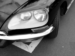 Doppelscheinwerfer mit Kurvenlicht einer französischen Limousine der Sechzigerjahre und...