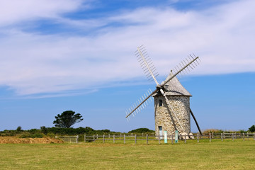 Fototapeta na wymiar Moulin de Trouguer Windmuehle in der Bretagne - Moulin de Trouguer windmill in Brittany