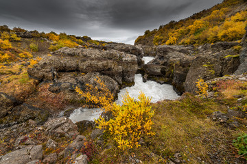 Barnafoss Waterfall in Ostisland im Herbst