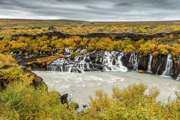Fototapeta na wymiar Hraunfossar Wasserfall in Island