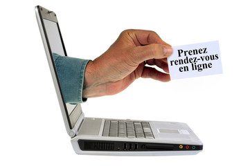 Main sortant d'un ordinateur avec une carte sur laquelle est écrit prenez rendez-vous en ligne 