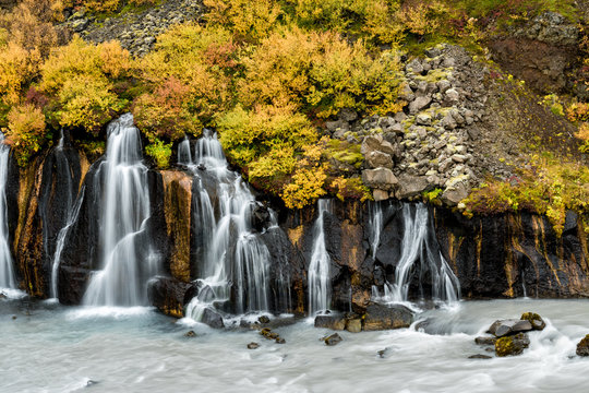 Hraunfossar Wasserfall in Island © schame87
