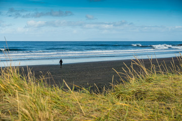 Frau am Strand auf der Snaefellsnes Halbinsel
