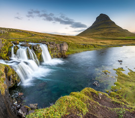 Langzeitbelichtung des Kirkjufellsfoss Wasserfalls auf der Snaefellsnes Halbinsel