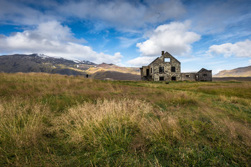 Fototapeta na wymiar Verlassenes Haus bei Dagverðará auf der Snaefellsnes Halbinsel