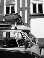 Kleinbus der Fünfziger Jahre mit Dachgepäckträger als Wohnmobil für Vanlife und Camping beim...