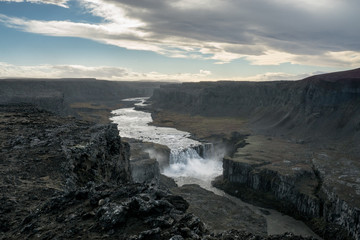Hafragilsfoss Wasserfall und Jökulsá á Fjöllum Schlucht im Norden Islands
