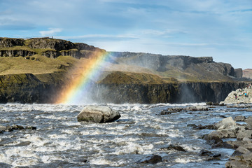 Regenboen über dem Dettifoss Wasserfall, Jökulsá á Fjöllum Schluch, Island