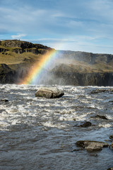 Regenboen über dem Dettifoss Wasserfall, Jökulsá á Fjöllum Schluch, Island