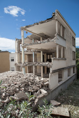 D&eacute;molition d'un b&acirc;timent  d&eacute;j&agrave; &eacute;ventr&eacute; avec un tas de gravats