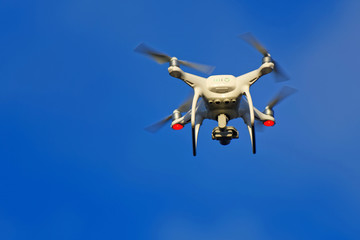 Drohne fliegt am Himmel