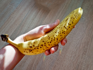 Reife Banane in der Hand