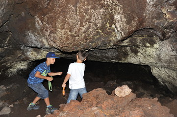 Einstieg in die Lavahöhle (Lavaröhre) Grotta de la Palombe am Nordwesthang des Vulkans Ätna auf Sizilien/Italien