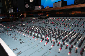 Studio Mix Table