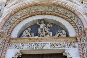 Fototapeta na wymiar BOLOGNA, ITALIA - LUGLIO 22, 2017: Piazza Maggiore, architetture esterne della Basilica di San Sempronio - Emilia Romagna