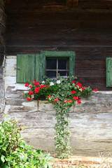 Fototapeta na wymiar almfenster mit blumenschmuck