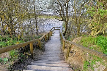 Obraz premium Eine Holztreppe, die zum Strand führt