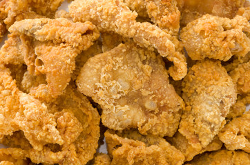 鶏皮のカリカリ揚げ