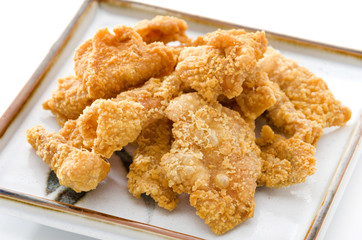 鶏皮のカリカリ揚げ
