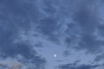 Mond am Morgenhimmel mit Wolken