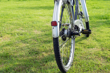 Fahrrad / Fahrrad steht auf dem grünen Rasen