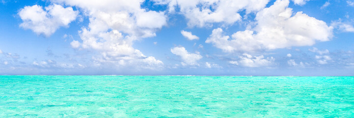 Fototapeta na wymiar Kristallklares Meer als Panorama Hintergrund