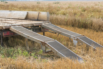 Anhänger mit stabiler Verladerampe
