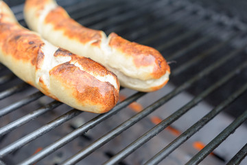 Teilansicht der Wurst auf dem Grill