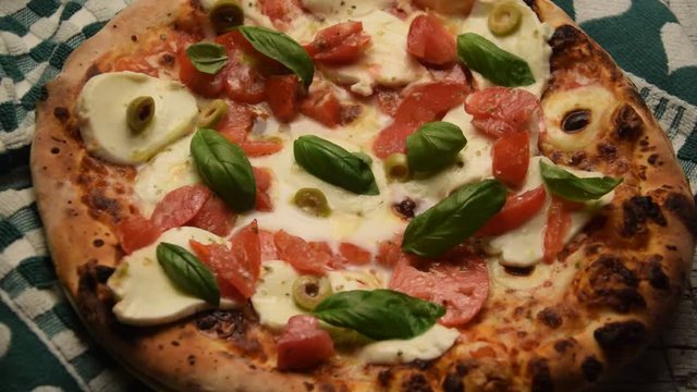Pizza caprese con pomodoro cuore di bue e basilico biologico del mio orto e una squisita mozzarella appena comprata nella terra dei fuochi mentre tornavo dal lavoro precario di Sorrento video