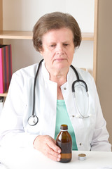 Ärztin mit Hustensaft