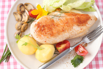 Putenfilet mit Kartoffeln und Salat