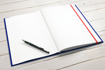 Naklejka premium Empty notepad with pen