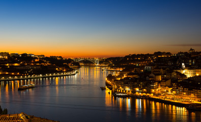 Naklejka premium Panoramic view of Porto on sunset
