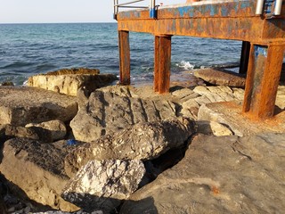 vecchia piattaforma con ruggine sul mare