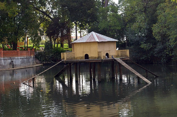 caseta de palomas en el lago del jardín parque Infante Don Pedro en Aveiro, Portugal