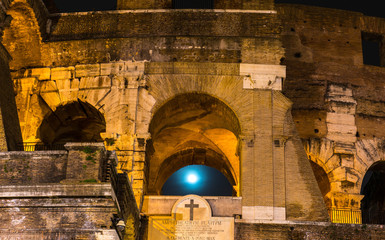 Kolosseum mit Vollmond