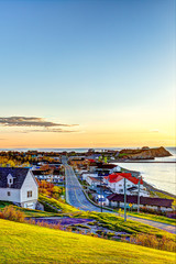 Naklejka premium Perce, Półwysep Gaspe, Quebec, Kanada, region Gaspesie z pejzażem miejskim podczas wschodu słońca