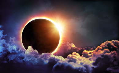 Obraz premium Zaćmienie Słońca w chmurach
