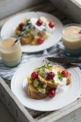 サクランボのパンケーキとスムージー