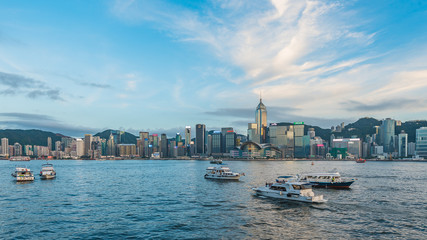 Fototapeta premium VICTORIA HARBOUR, HONG KONG - AUGUST 4, 2017 : View from Kowloon toward the Victoria Harbour in the late evening
