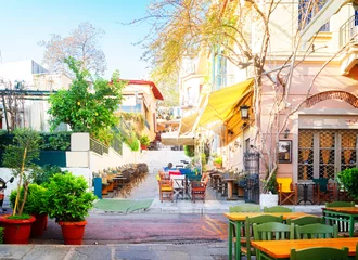 Poster kleine gezellige straat van de beroemde wijk Placa in Athene, Griekenland, retro toned © neirfy