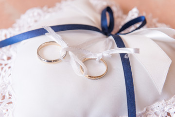 Piccolo cuscinetto porta fedi a forma di cuore © vpardi