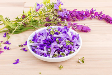 violet, edible flowers / Bowl of edible flowers and herb bouquet 