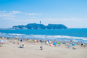 片瀬西浜海水浴場と江の島の風景 / Scenery of Katase West Beach and Enoshima Island....