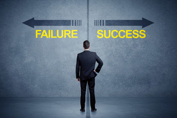 Obraz premium Businessman standing in front of success and failure arrow concept