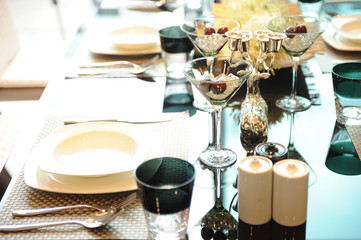 Fototapeta na wymiar Elegance table set up for dinning room