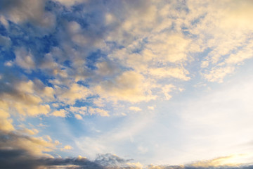 Obraz premium Sunset sky began to change from blue to orange.